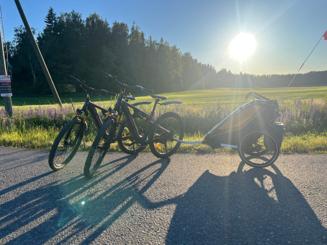 Perhepaketti: sähköpyörät ja pyöräperävaunu
